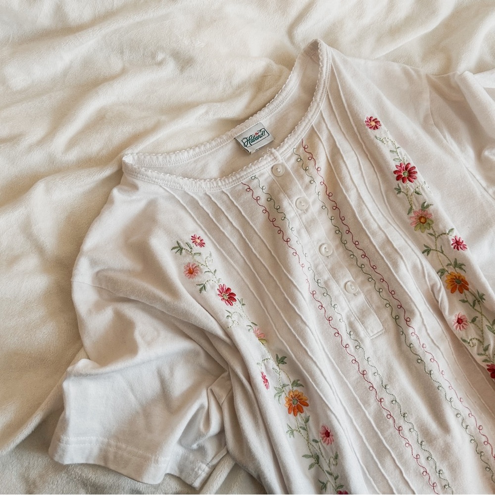 Vintage Embroidered Floral White Short Sleeve Top SZ L